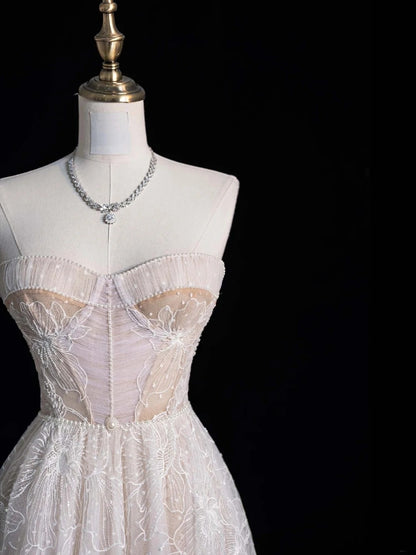 Robe de mariée longue blanche en dentelle, coupe trapèze intemporelle, décolleté cœur, style bohème féérique N551