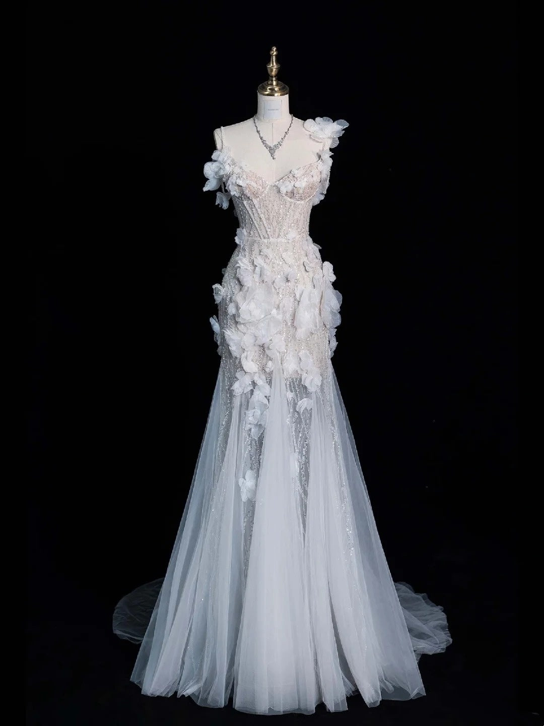 Robe de mariée blanche intemporelle sirène asymétrique à sequins et fleurs, style bohème féérique, idéale pour l'été à la plage (N554)