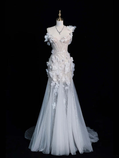 Robe de mariée blanche intemporelle sirène asymétrique à sequins et fleurs, style bohème féérique, idéale pour l'été à la plage (N554)
