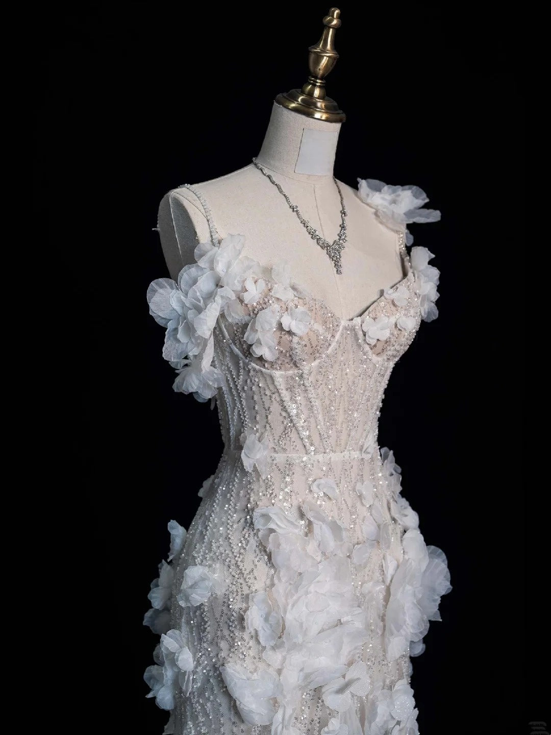 Robe de mariée blanche intemporelle sirène asymétrique à sequins et fleurs, style bohème féérique, idéale pour l'été à la plage (N554)