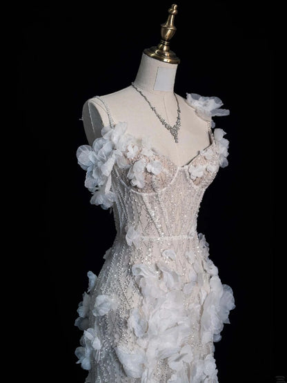Robe de mariée blanche intemporelle sirène asymétrique à sequins et fleurs, style bohème féérique, idéale pour l'été à la plage (N554)