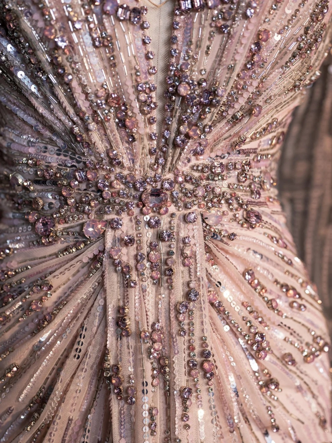 Robe de bal longue rose à paillettes et perles, décolleté en V, coupe trapèze, taille haute, N547