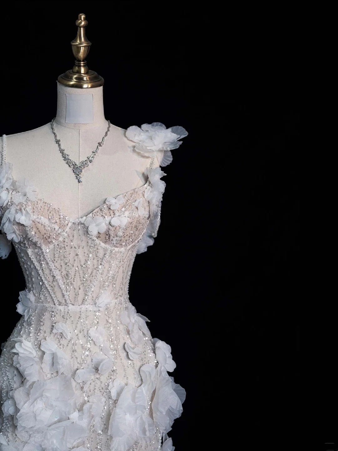 Robe de mariée blanche intemporelle sirène asymétrique à sequins et fleurs, style bohème féérique, idéale pour l'été à la plage (N554)