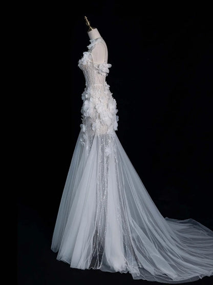 Robe de mariée blanche intemporelle sirène asymétrique à sequins et fleurs, style bohème féérique, idéale pour l'été à la plage (N554)