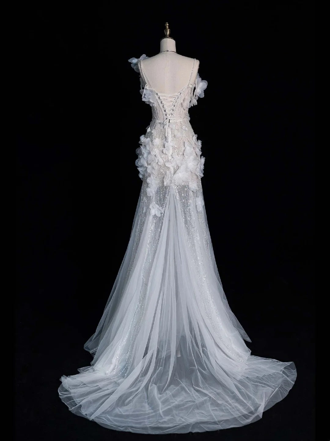 Robe de mariée blanche intemporelle sirène asymétrique à sequins et fleurs, style bohème féérique, idéale pour l'été à la plage (N554)