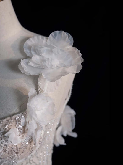 Robe de mariée blanche intemporelle sirène asymétrique à sequins et fleurs, style bohème féérique, idéale pour l'été à la plage (N554)