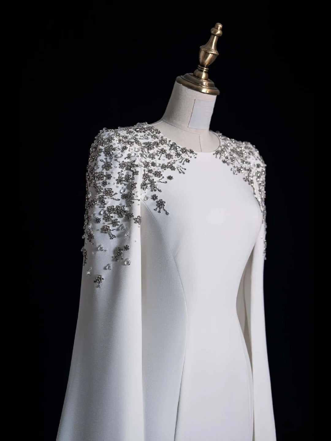 Robe de mariée blanche sirène intemporelle en satin, décolleté rond et manches longues, style bohème féérique, idéale pour l'été à la plage (N555)