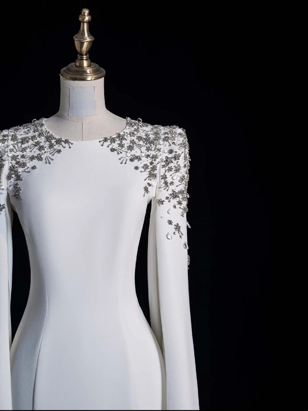 Robe de mariée blanche sirène intemporelle en satin, décolleté rond et manches longues, style bohème féérique, idéale pour l'été à la plage (N555)