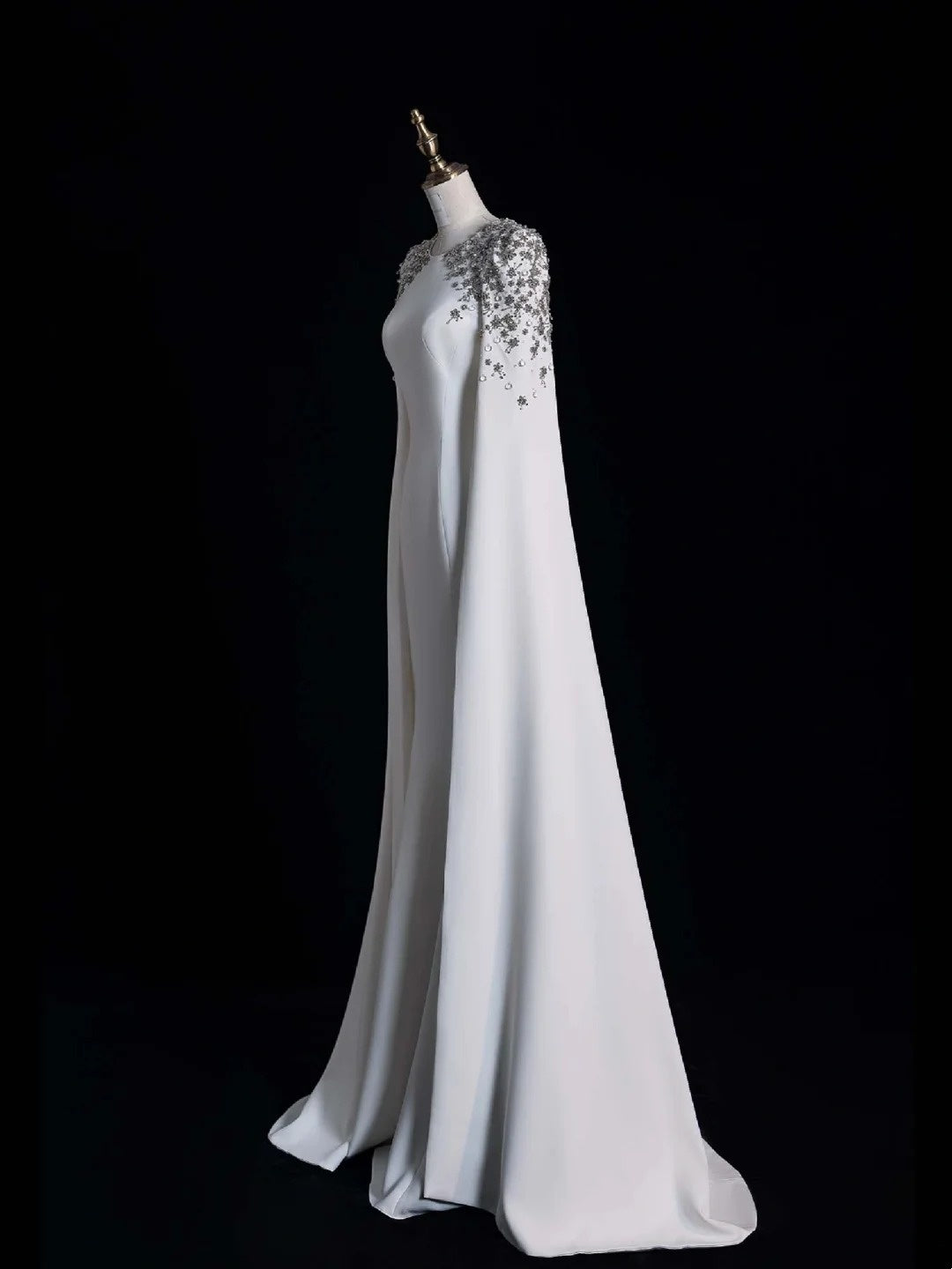 Robe de mariée blanche sirène intemporelle en satin, décolleté rond et manches longues, style bohème féérique, idéale pour l'été à la plage (N555)
