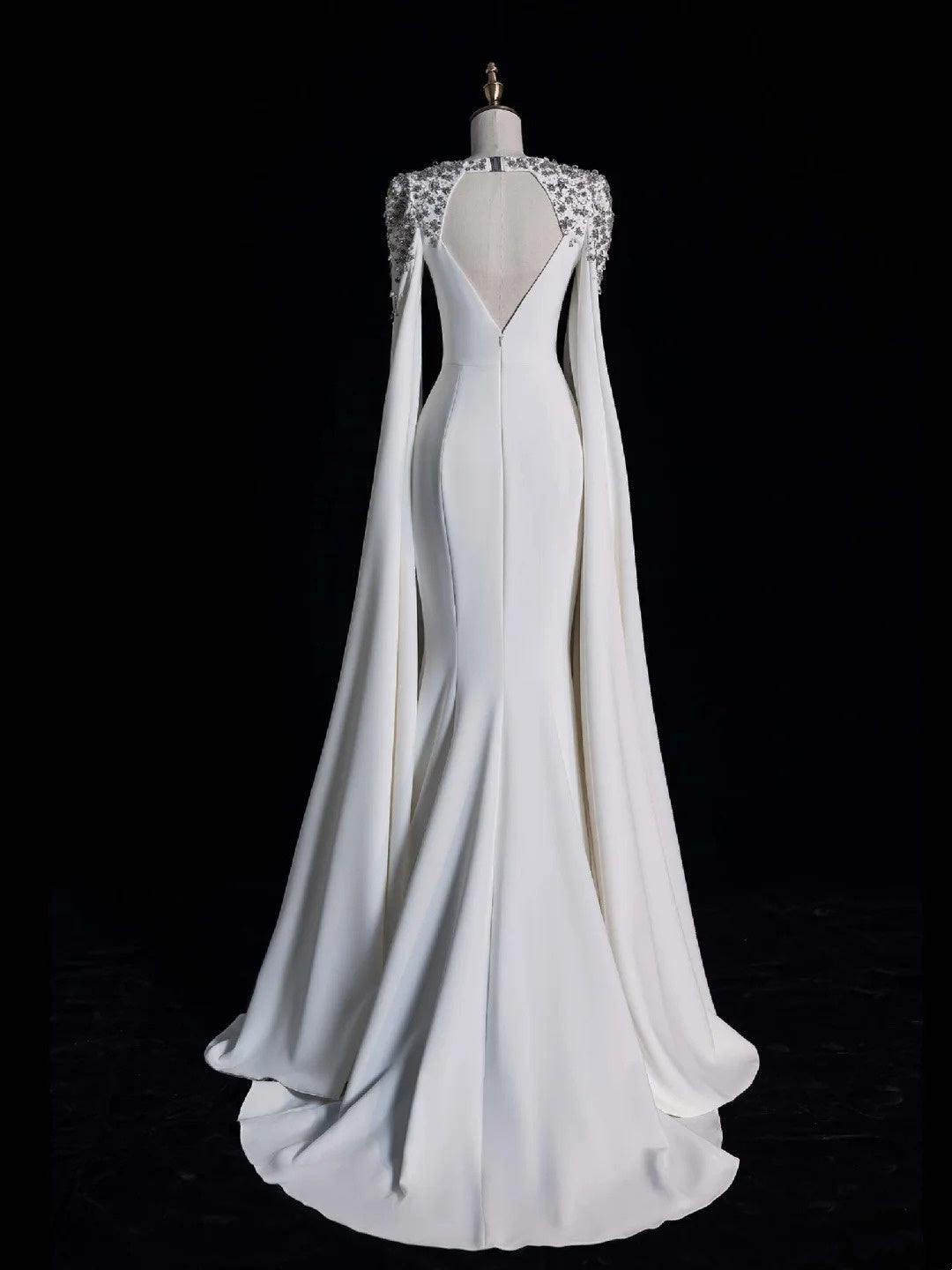Robe de mariée blanche sirène intemporelle en satin, décolleté rond et manches longues, style bohème féérique, idéale pour l'été à la plage (N555)