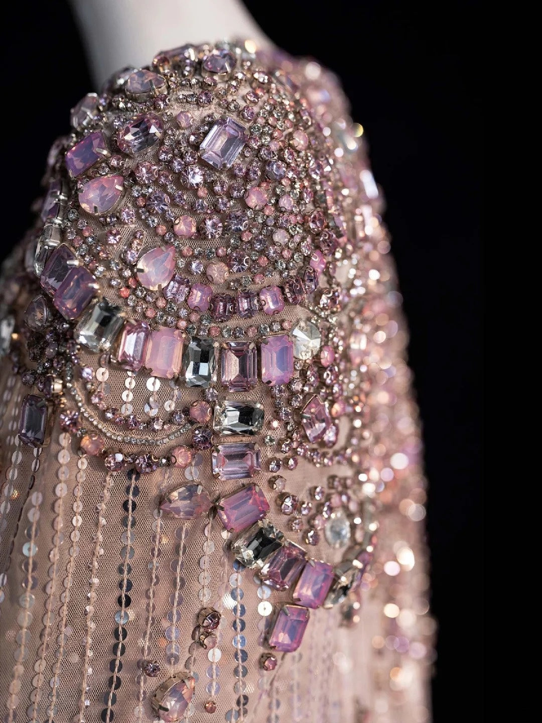 Robe de bal longue rose à paillettes et perles, décolleté en V, coupe trapèze, taille haute, N547