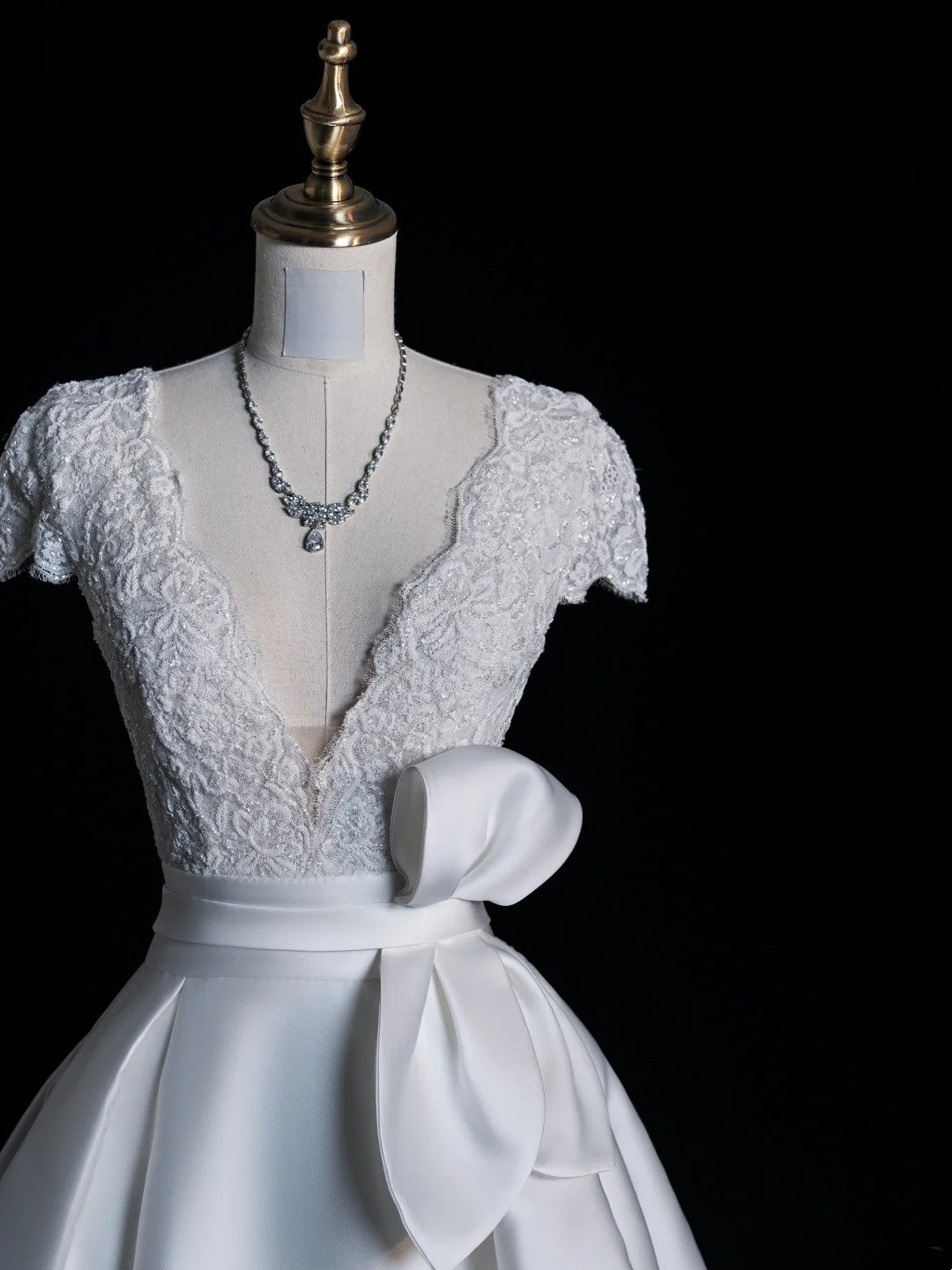 Zeitloses Ballkleid aus Satin mit V-Ausschnitt und kurzen Ärmeln aus weißer Spitze – ein märchenhaftes Boho-Brautkleid für den Strand oder Sommer (Modell N556)