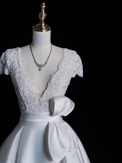 Zeitloses Ballkleid aus Satin mit V-Ausschnitt und kurzen Ärmeln aus weißer Spitze – ein märchenhaftes Boho-Brautkleid für den Strand oder Sommer (Modell N556)