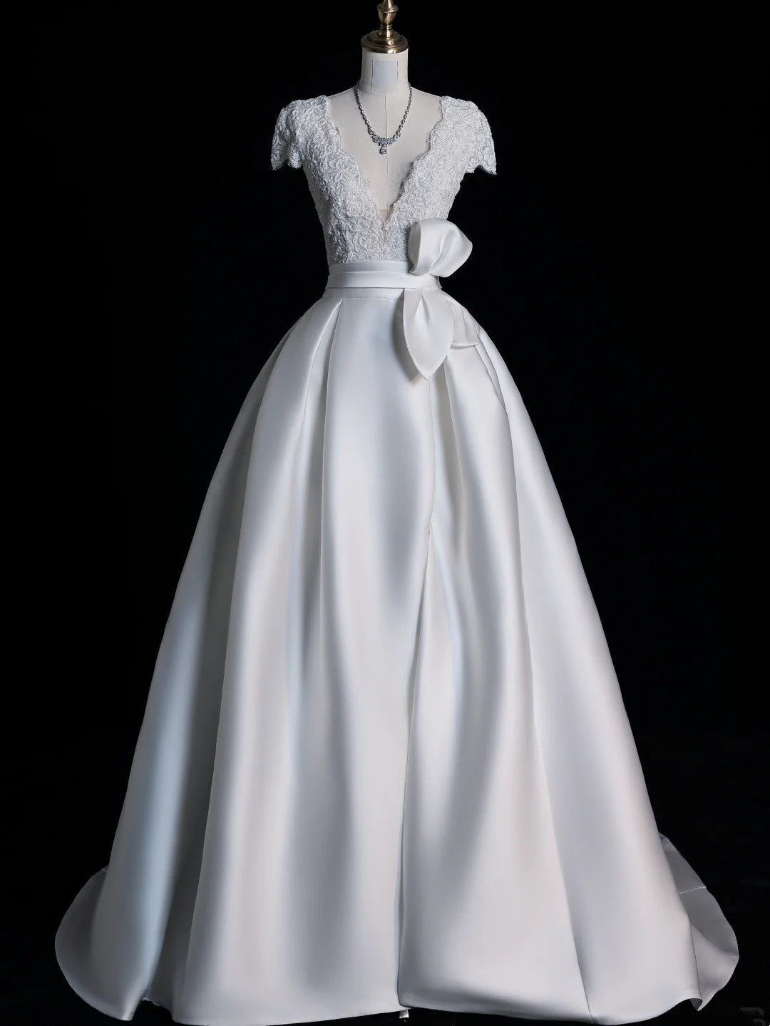 Zeitloses Ballkleid aus Satin mit V-Ausschnitt und kurzen Ärmeln aus weißer Spitze – ein märchenhaftes Boho-Brautkleid für den Strand oder Sommer (Modell N556)