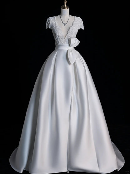 Zeitloses Ballkleid aus Satin mit V-Ausschnitt und kurzen Ärmeln aus weißer Spitze – ein märchenhaftes Boho-Brautkleid für den Strand oder Sommer (Modell N556)