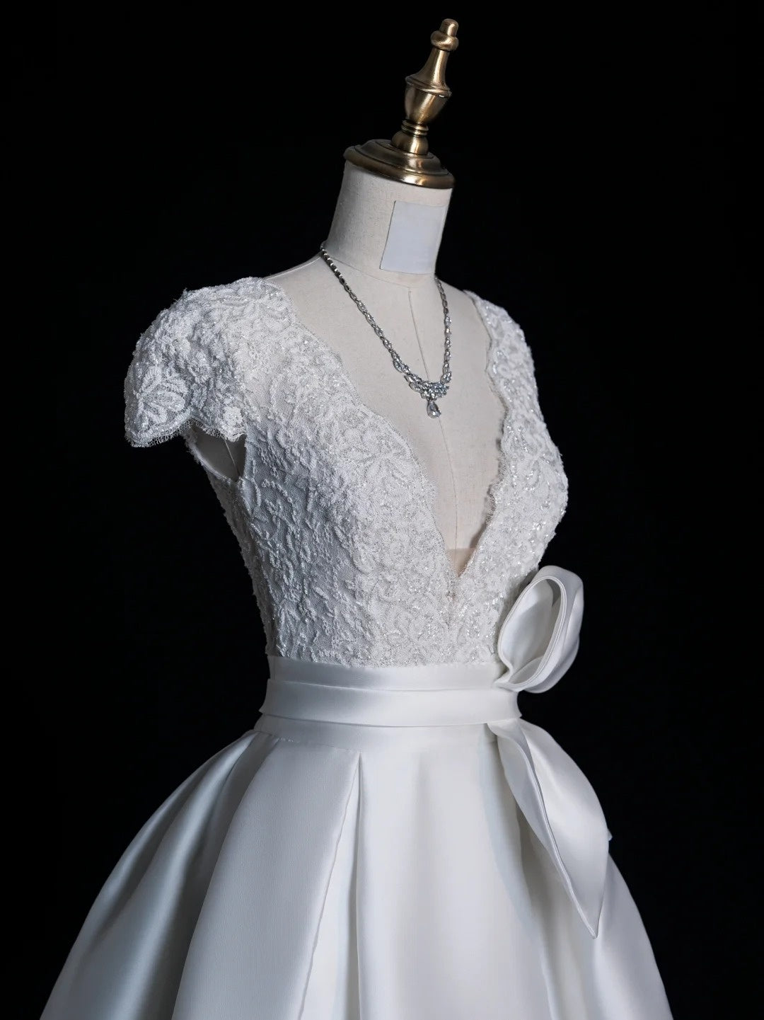 Zeitloses Ballkleid aus Satin mit V-Ausschnitt und kurzen Ärmeln aus weißer Spitze – ein märchenhaftes Boho-Brautkleid für den Strand oder Sommer (Modell N556)