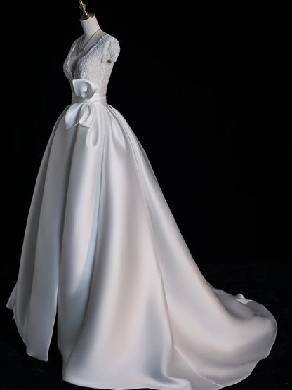 Zeitloses Ballkleid aus Satin mit V-Ausschnitt und kurzen Ärmeln aus weißer Spitze – ein märchenhaftes Boho-Brautkleid für den Strand oder Sommer (Modell N556)