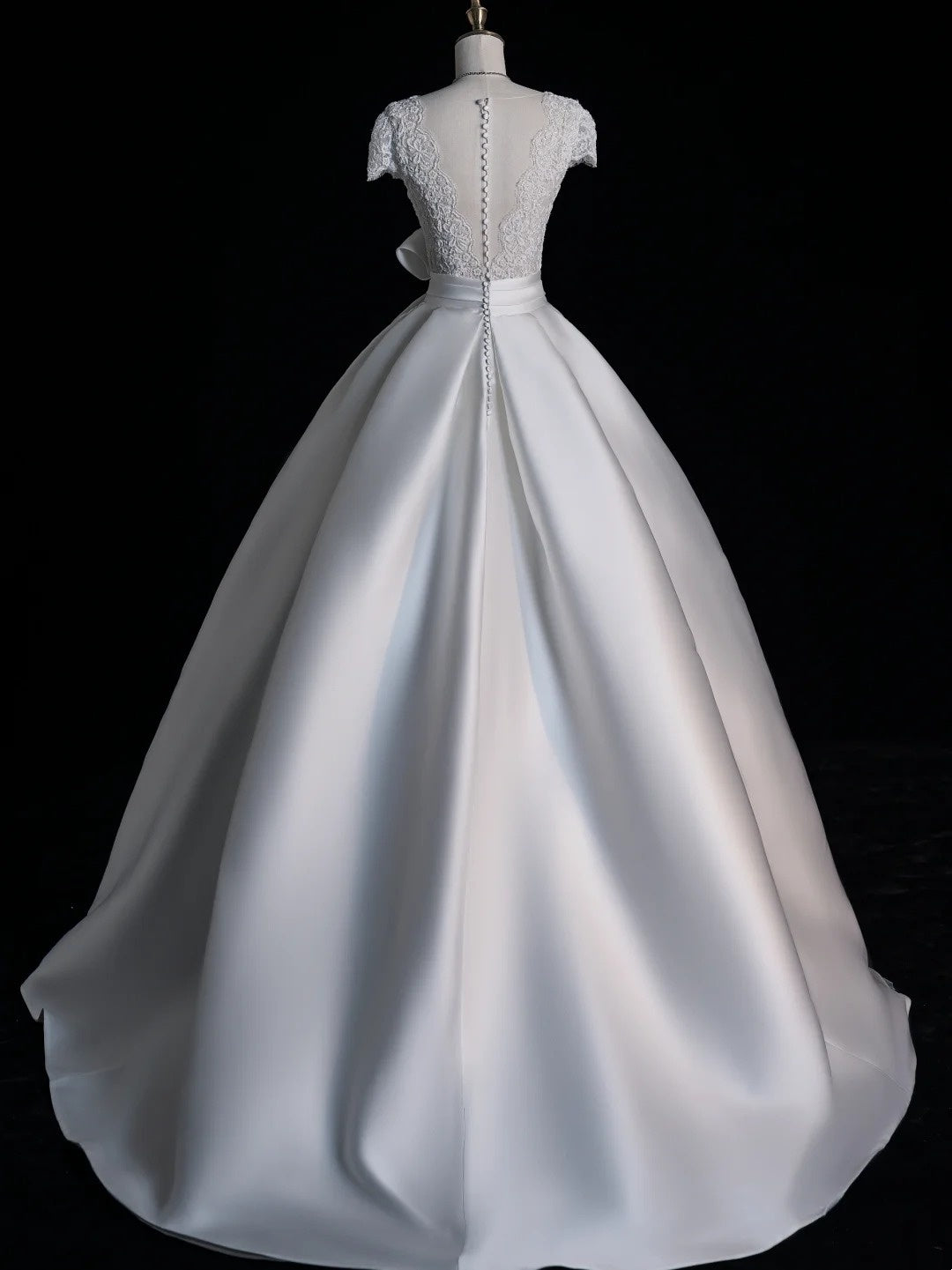 Zeitloses Ballkleid aus Satin mit V-Ausschnitt und kurzen Ärmeln aus weißer Spitze – ein märchenhaftes Boho-Brautkleid für den Strand oder Sommer (Modell N556)