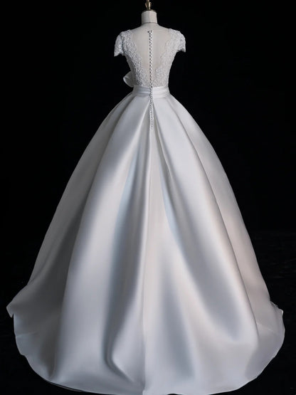 Zeitloses Ballkleid aus Satin mit V-Ausschnitt und kurzen Ärmeln aus weißer Spitze – ein märchenhaftes Boho-Brautkleid für den Strand oder Sommer (Modell N556)