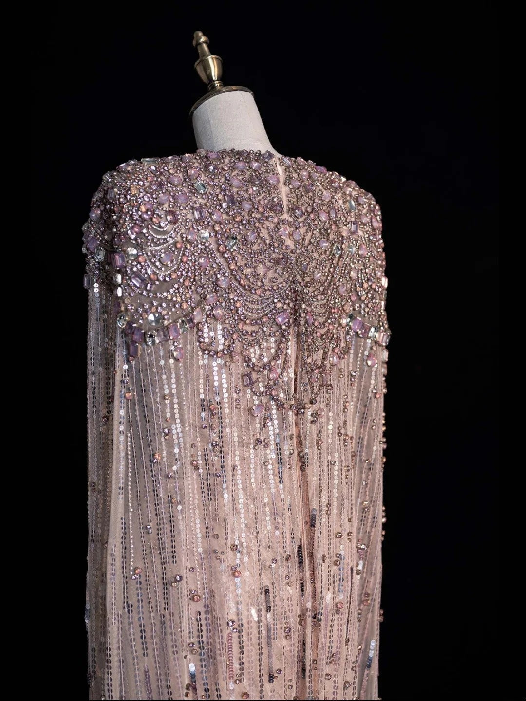 Robe de bal longue rose à paillettes et perles, décolleté en V, coupe trapèze, taille haute, N547