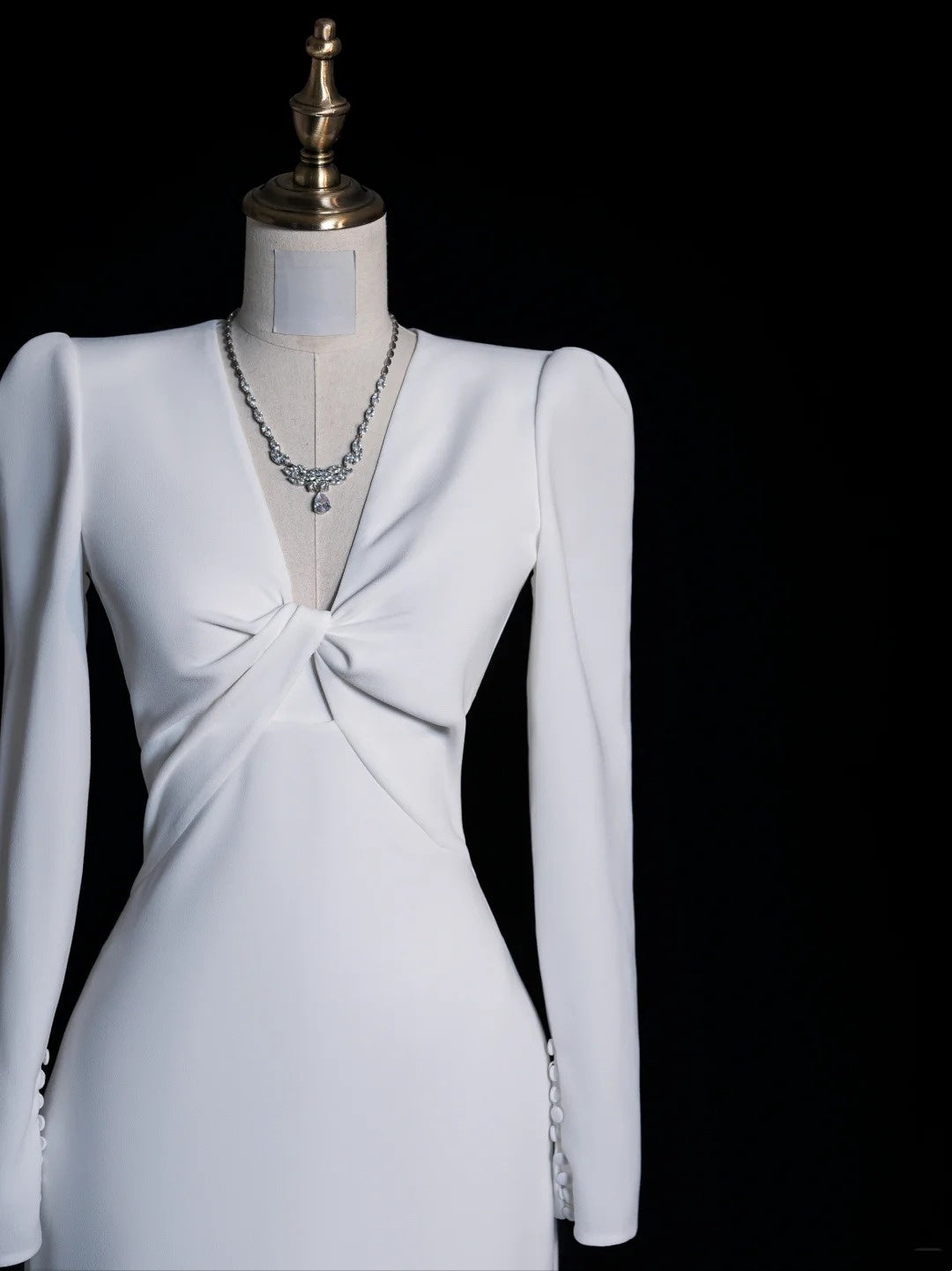 Robe de mariée blanche en satin, col V simple, manches longues, style sirène, inspiration automne féérique N549