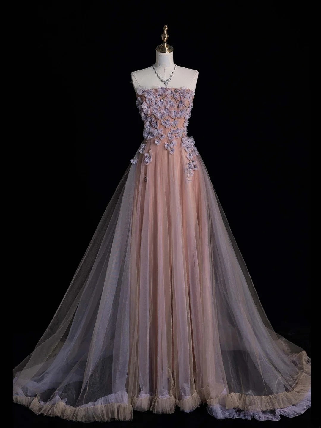 Robe de bal longue rose en tulle, bustier, coupe trapèze, ornée d'appliqués, N548