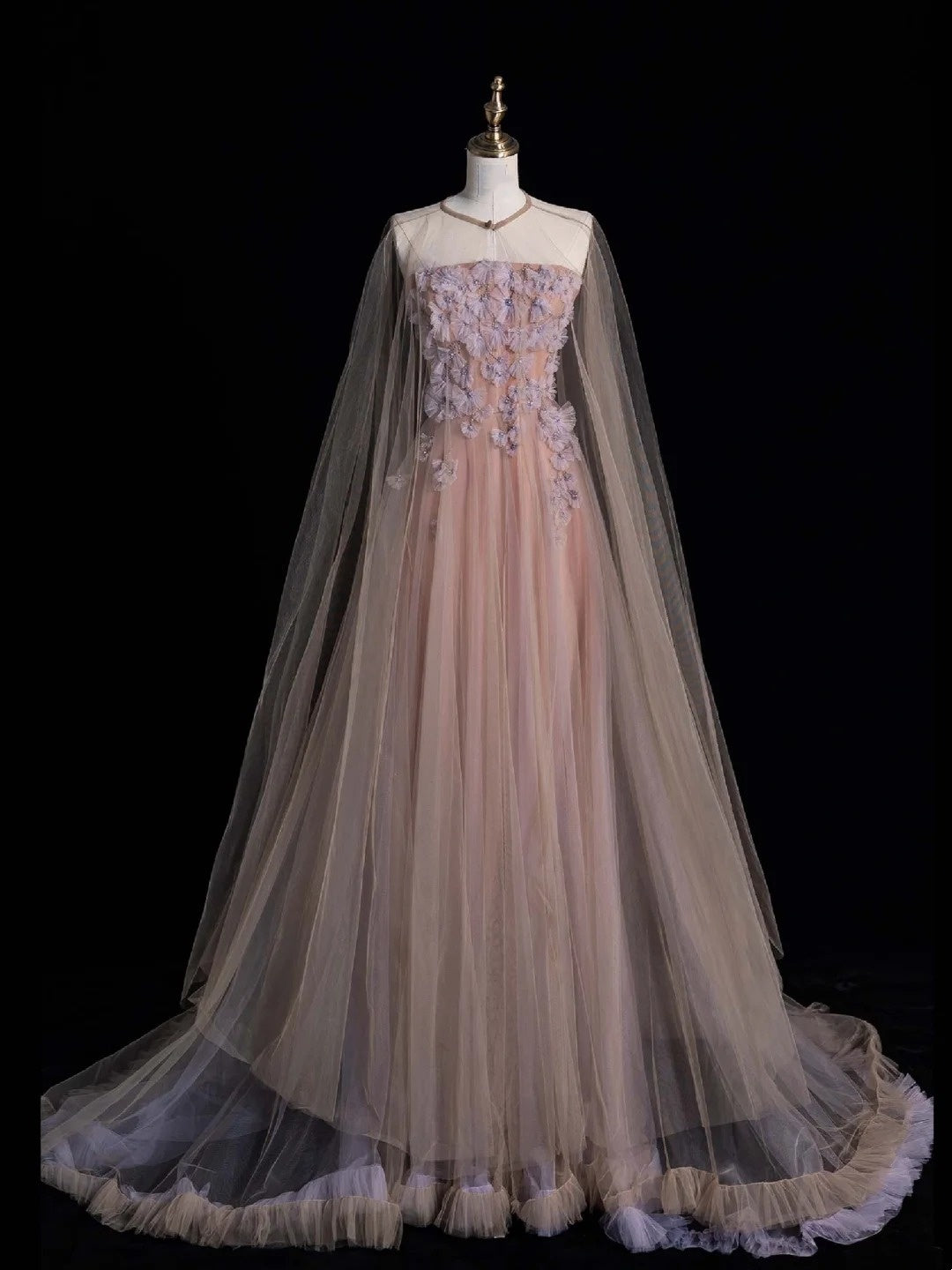 Robe de bal longue rose en tulle, bustier, coupe trapèze, ornée d'appliqués, N548