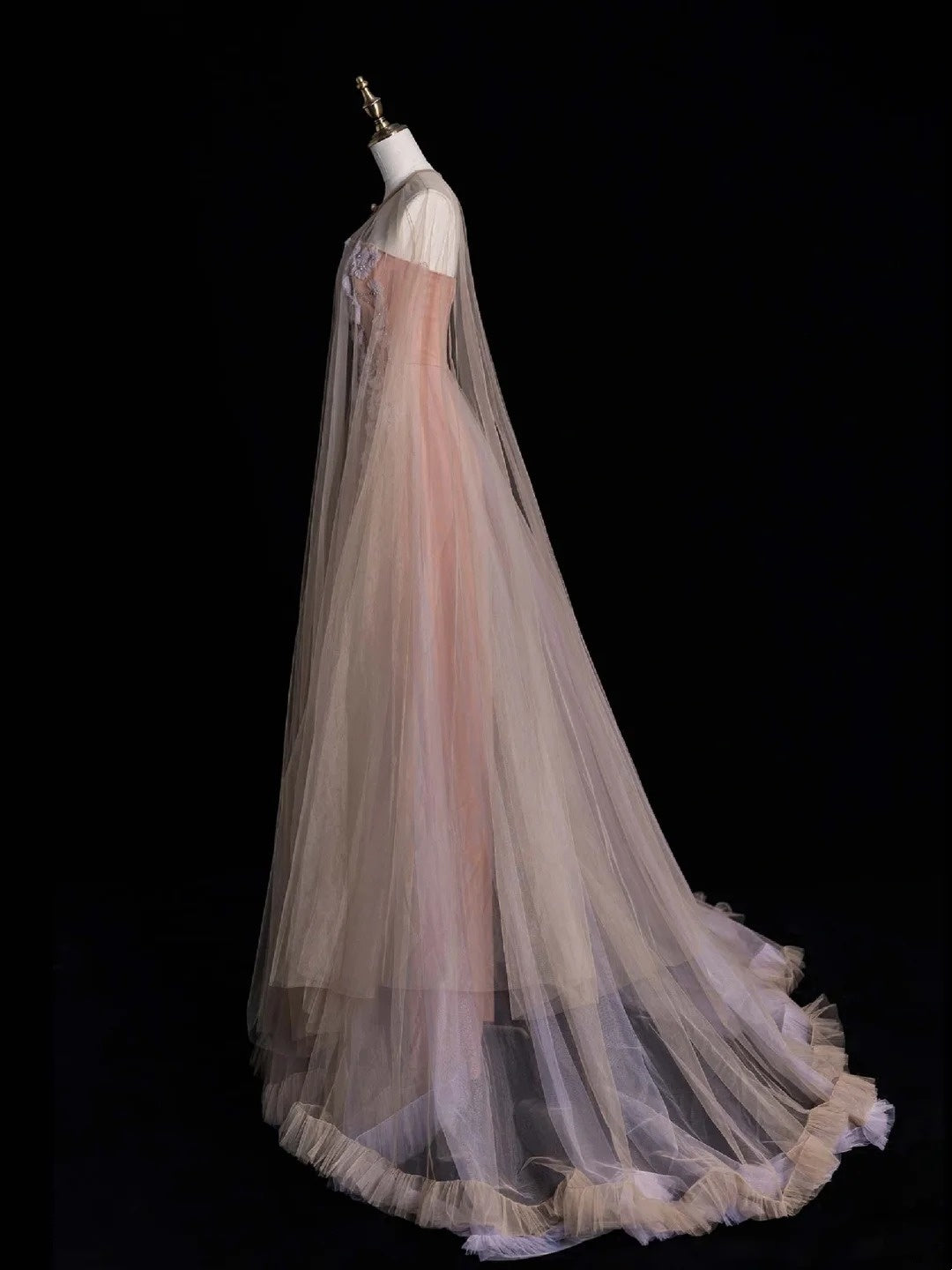 Robe de bal longue rose en tulle, bustier, coupe trapèze, ornée d'appliqués, N548
