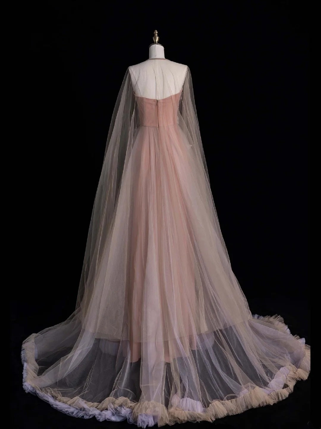 Robe de bal longue rose en tulle, bustier, coupe trapèze, ornée d'appliqués, N548