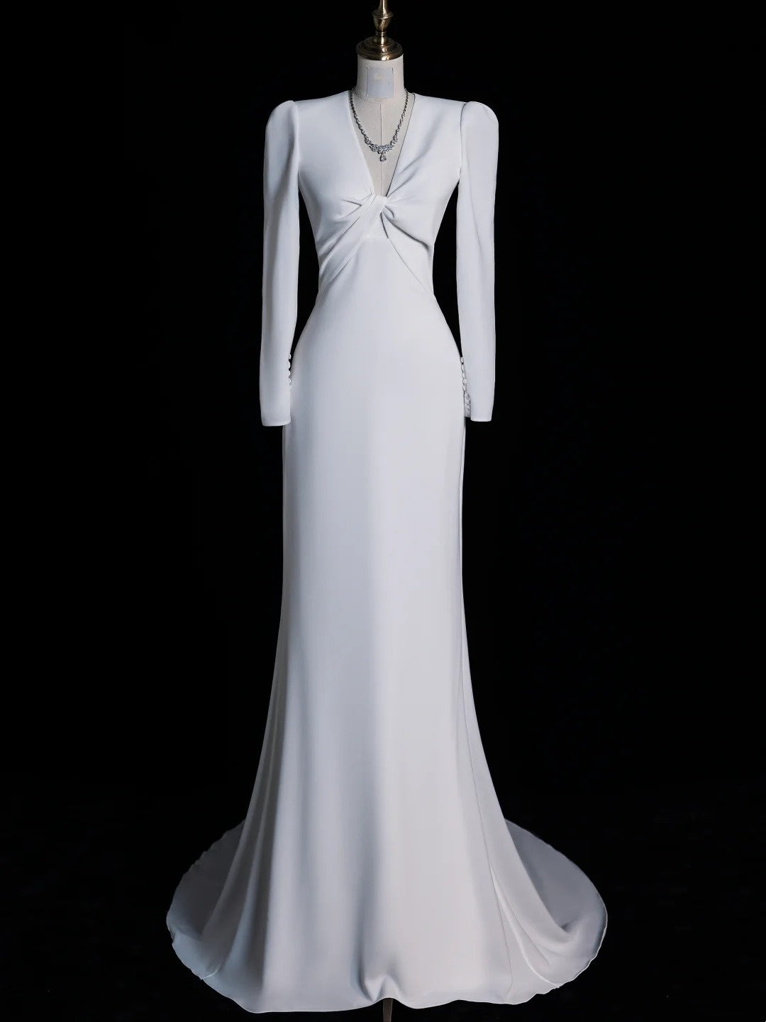 Robe de mariée blanche en satin, col V simple, manches longues, style sirène, inspiration automne féérique N549