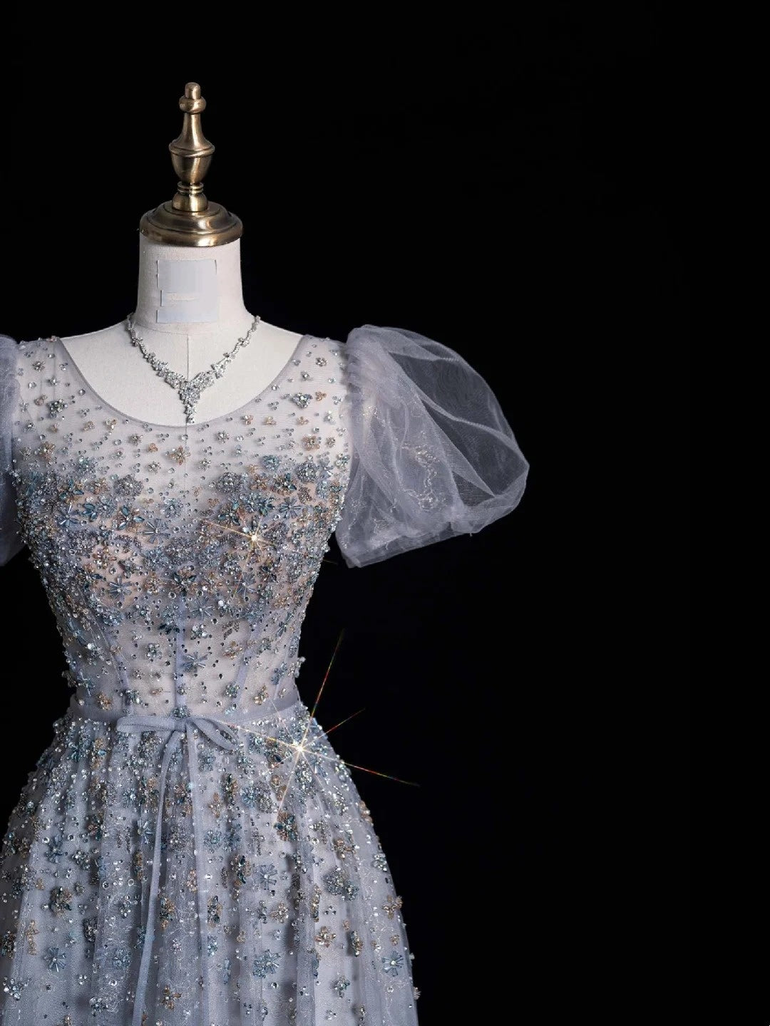 Robe de bal modeste, col rond, en tulle gris argenté, manches longues ou courtes, idéale pour les lycéennes et les demoiselles d'honneur (N1037)