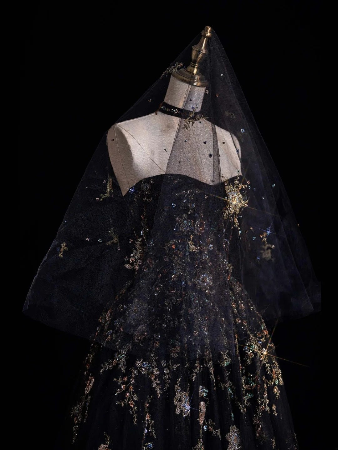 Robe de bal sobre en tulle noir et dentelle, décolleté cœur, longue, idéale pour les lycéennes et les demoiselles d'honneur (N1035)