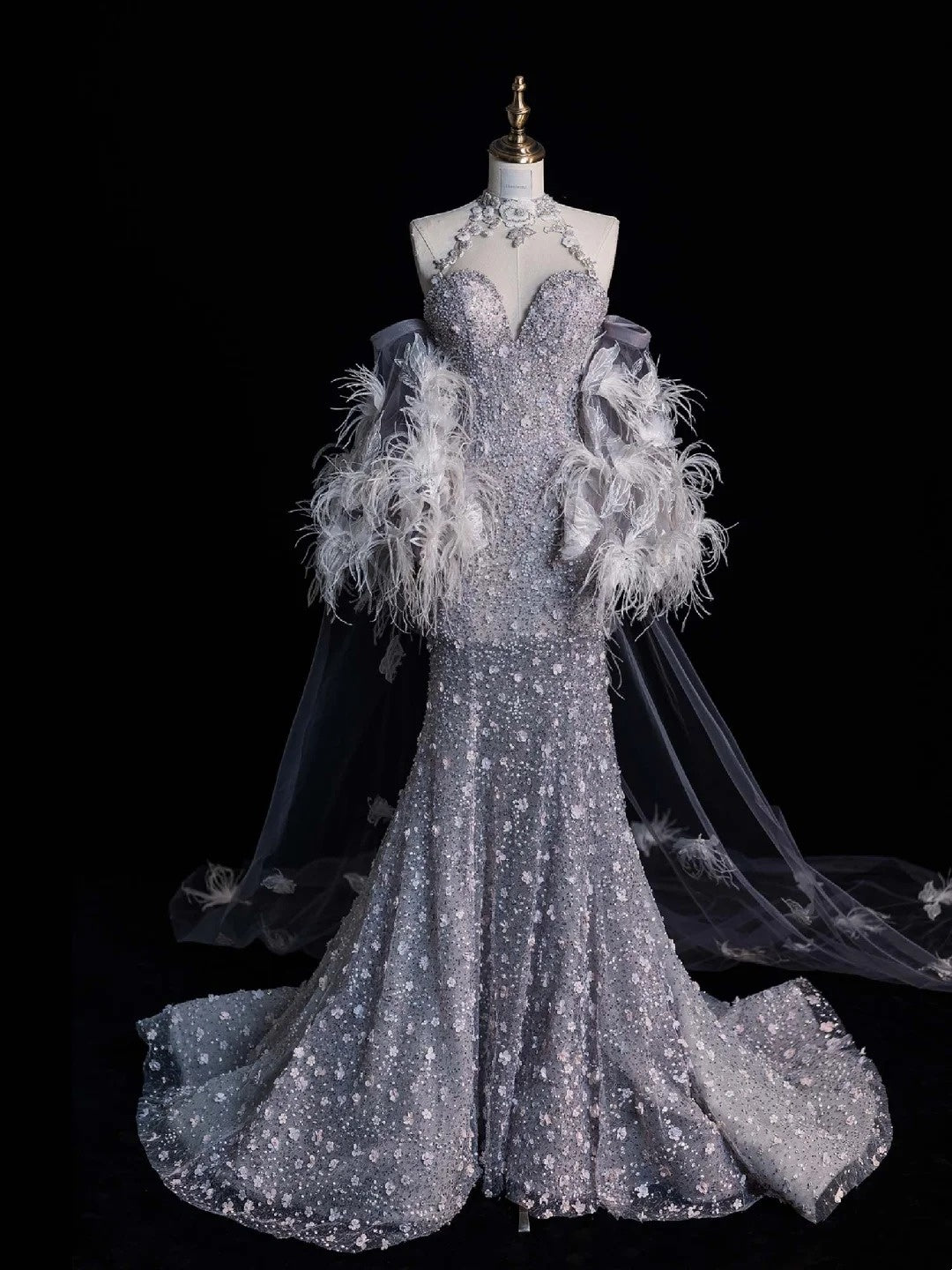 Robe de bal longue sirène argentée à col montant, ornée de plumes et de sequins, style N1042