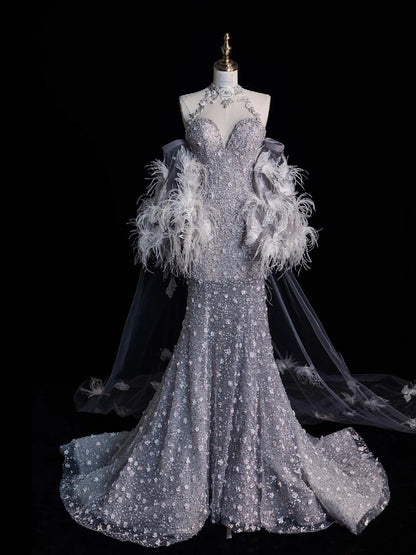 Robe de bal longue sirène argentée à col montant, ornée de plumes et de sequins, style N1042