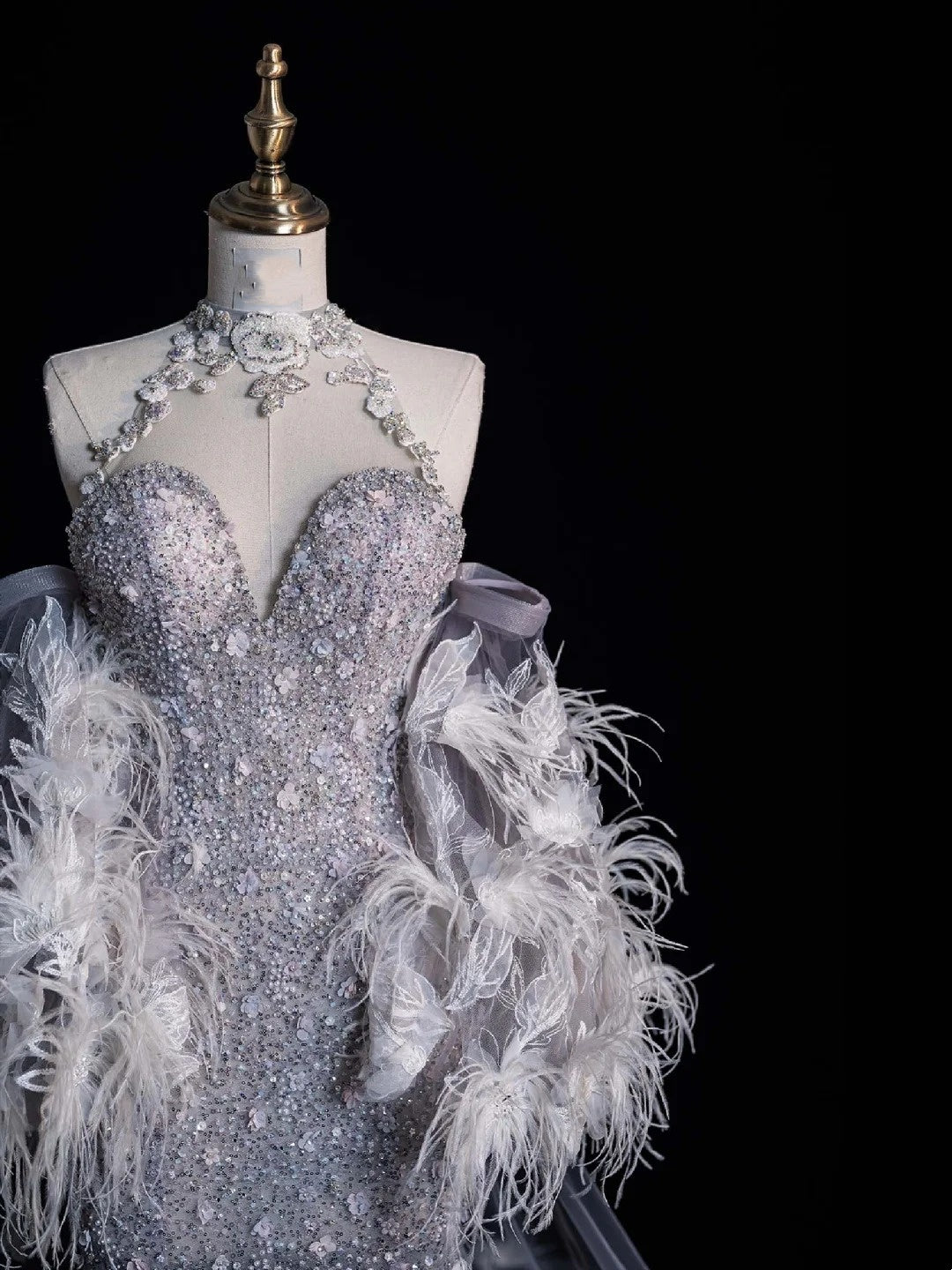 Robe de bal longue sirène argentée à col montant, ornée de plumes et de sequins, style N1042