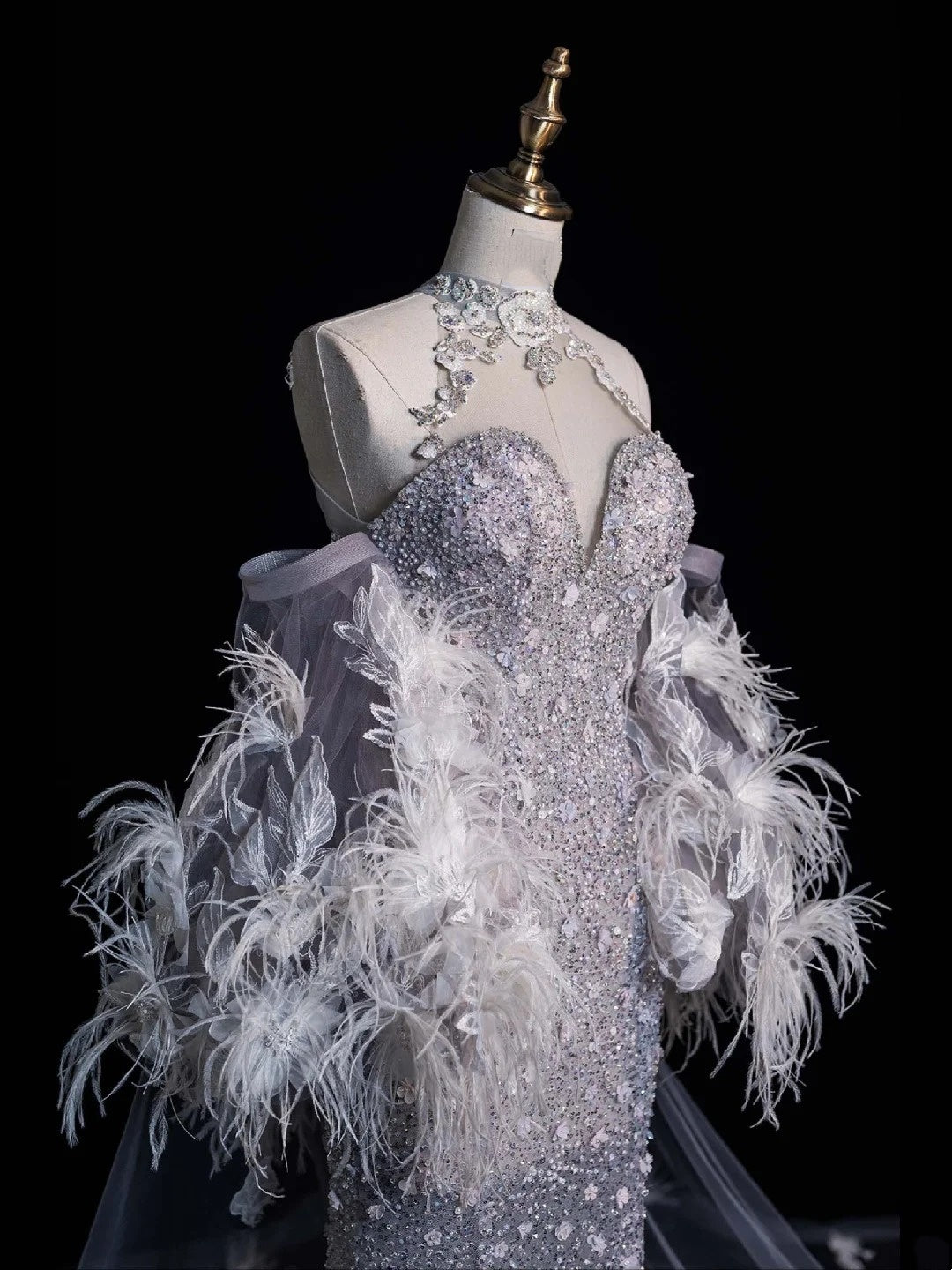 Robe de bal longue sirène argentée à col montant, ornée de plumes et de sequins, style N1042