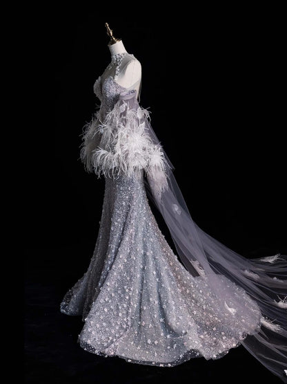 Robe de bal longue sirène argentée à col montant, ornée de plumes et de sequins, style N1042