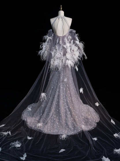 Robe de bal longue sirène argentée à col montant, ornée de plumes et de sequins, style N1042