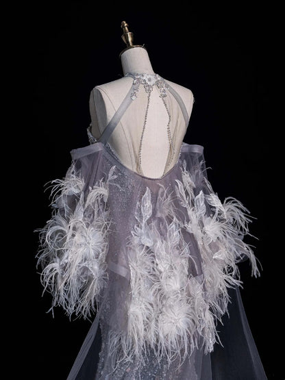 Robe de bal longue sirène argentée à col montant, ornée de plumes et de sequins, style N1042