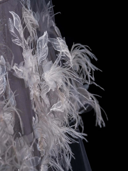 Robe de bal longue sirène argentée à col montant, ornée de plumes et de sequins, style N1042