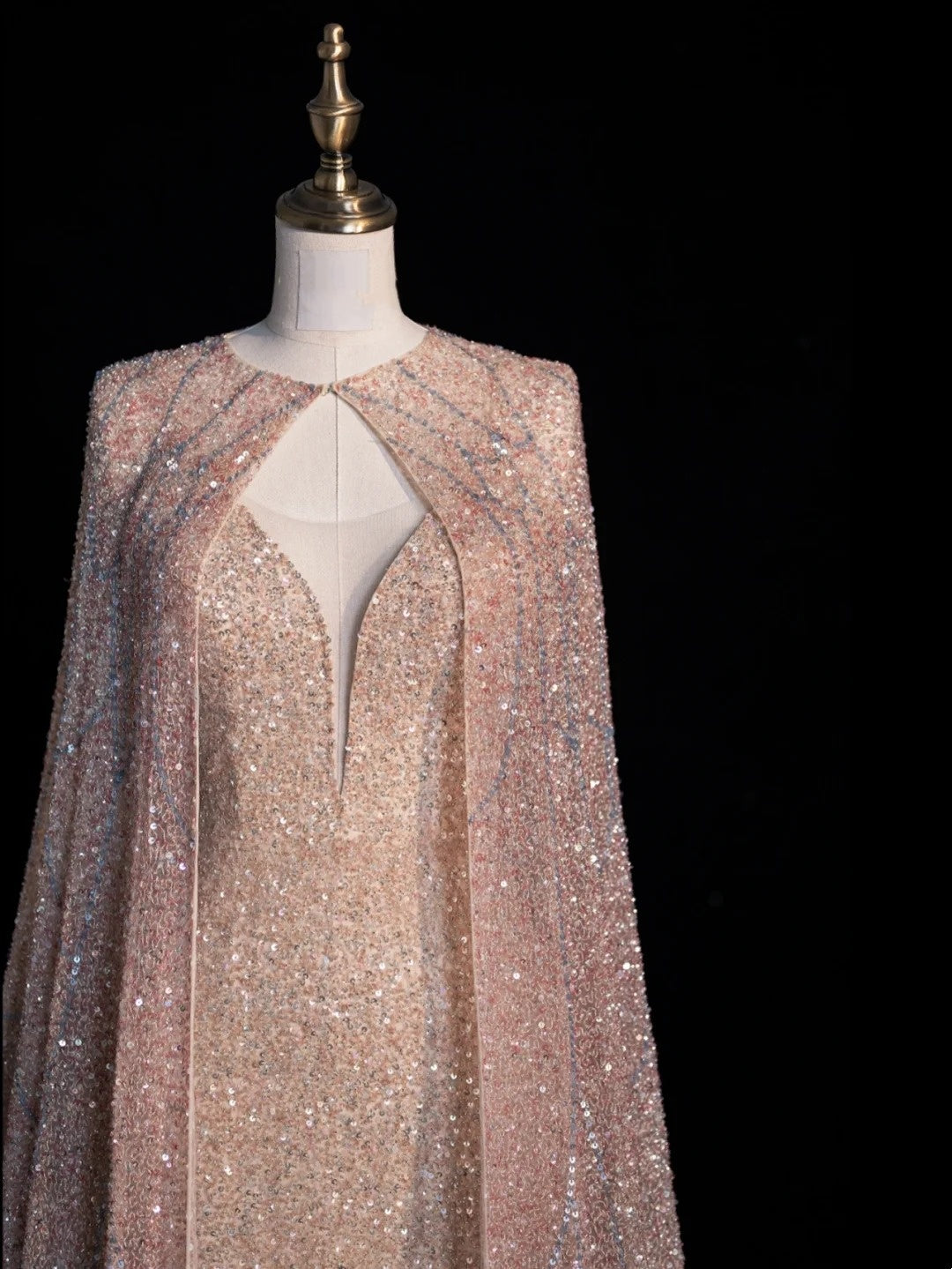 Robe de bal longue rose sirène à fines bretelles et sequins, avec cape, N1043