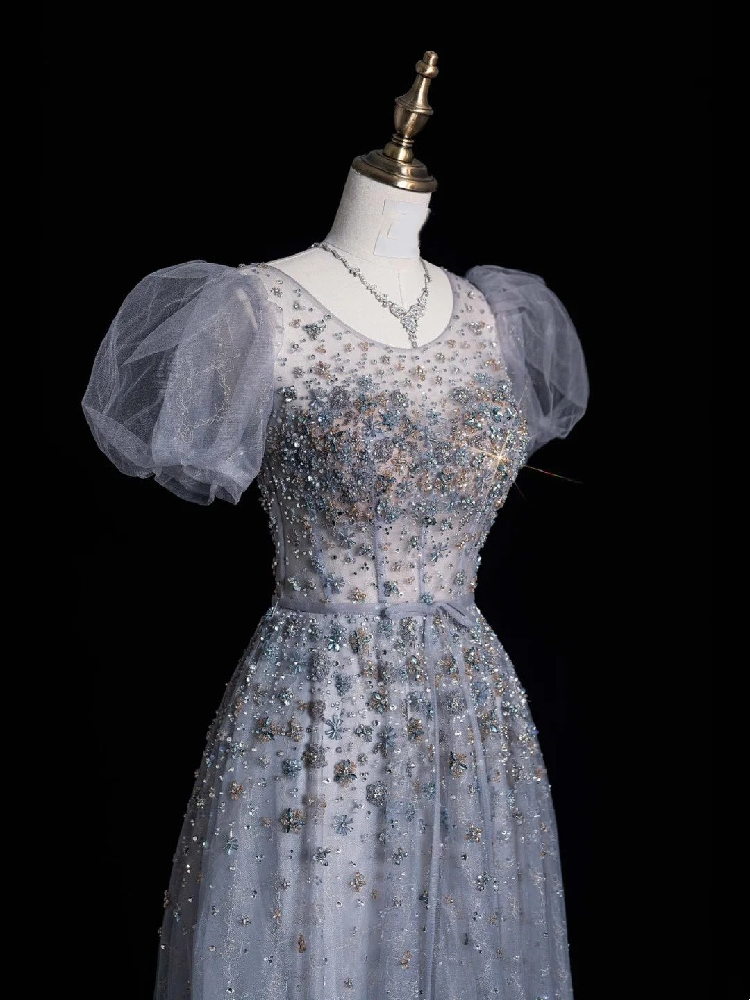 Robe de bal modeste, col rond, en tulle gris argenté, manches longues ou courtes, idéale pour les lycéennes et les demoiselles d'honneur (N1037)