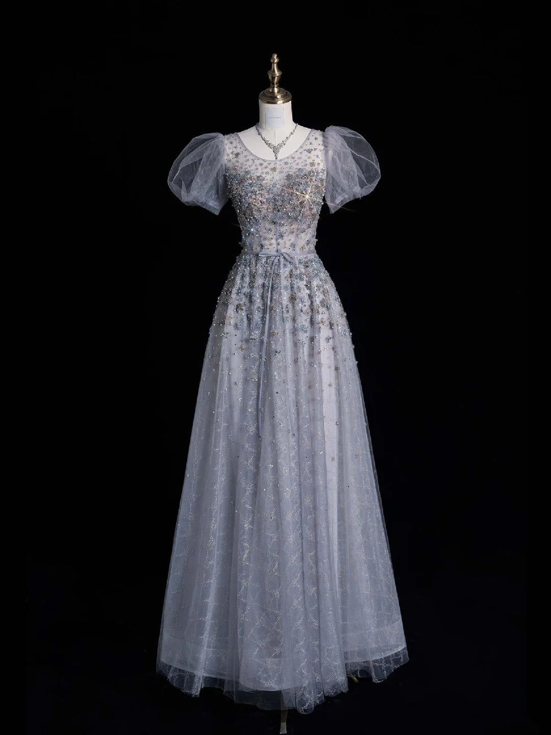Robe de bal modeste, col rond, en tulle gris argenté, manches longues ou courtes, idéale pour les lycéennes et les demoiselles d'honneur (N1037)