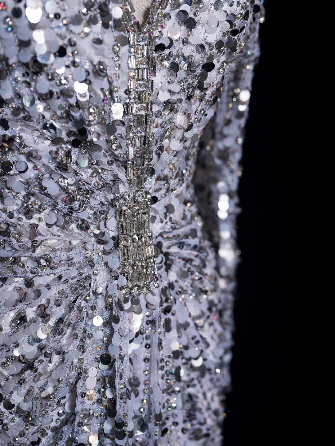 Robe de bal longue sirène argentée à col en V et sequins froncés, élégante et raffinée, référence N1045