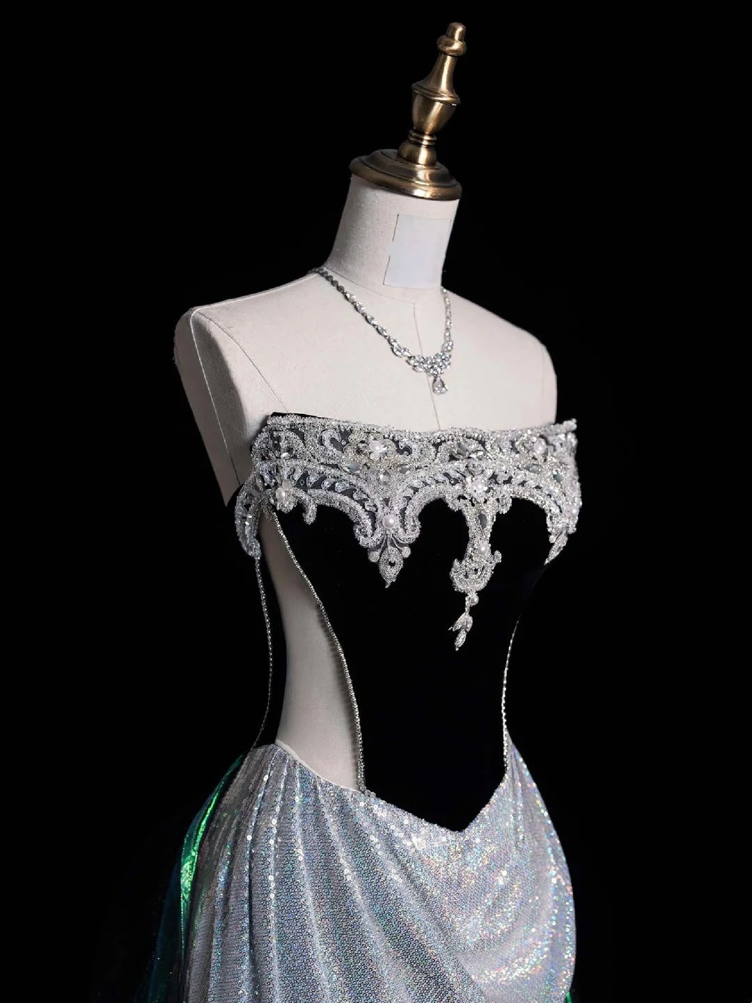 Robe de bal longue sirène bustier gris argenté ornée de perles, tenue de soirée formelle N1046