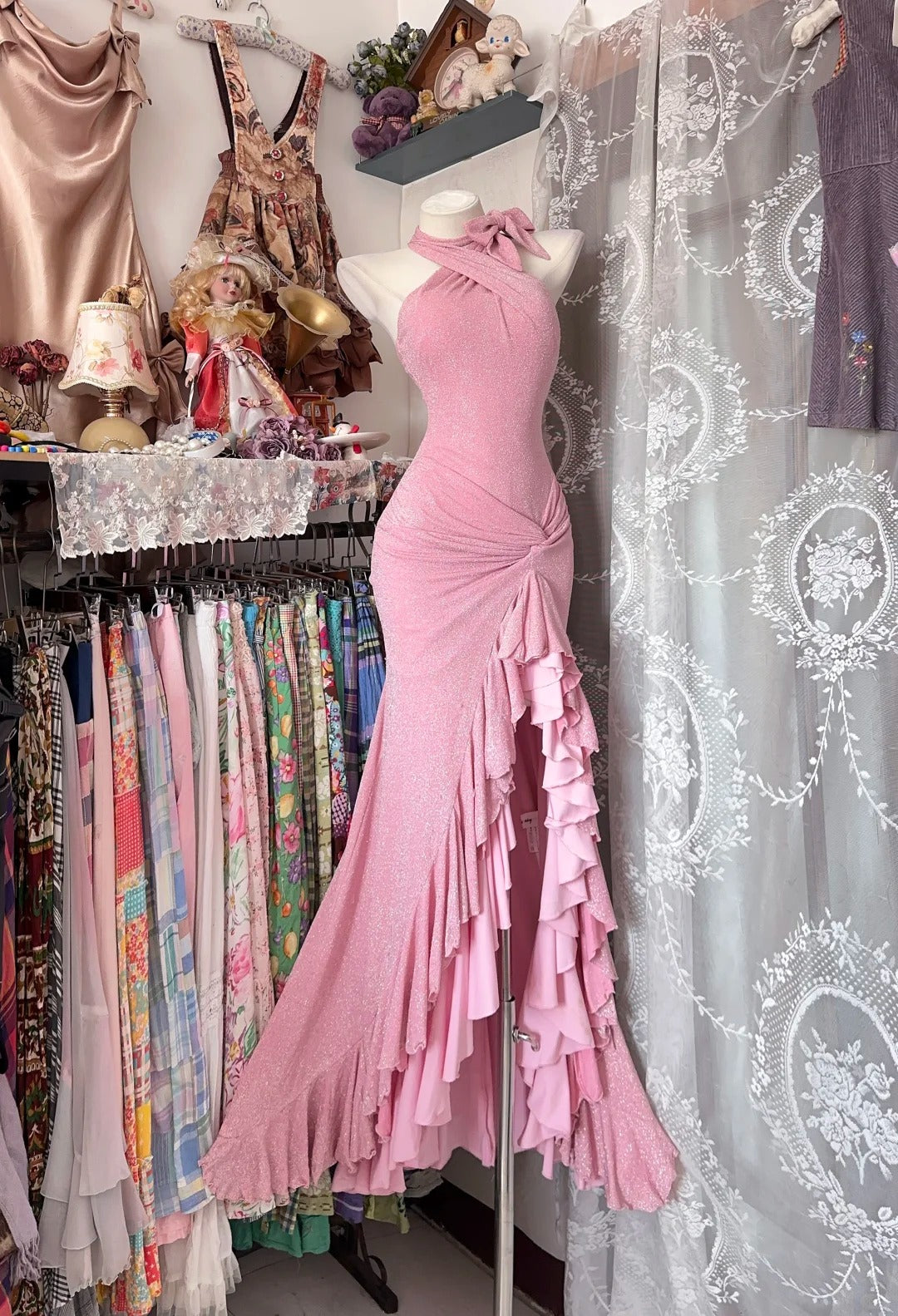 Robe de bal longue rose sirène à col montant, ornée de volants et de sequins, N1044