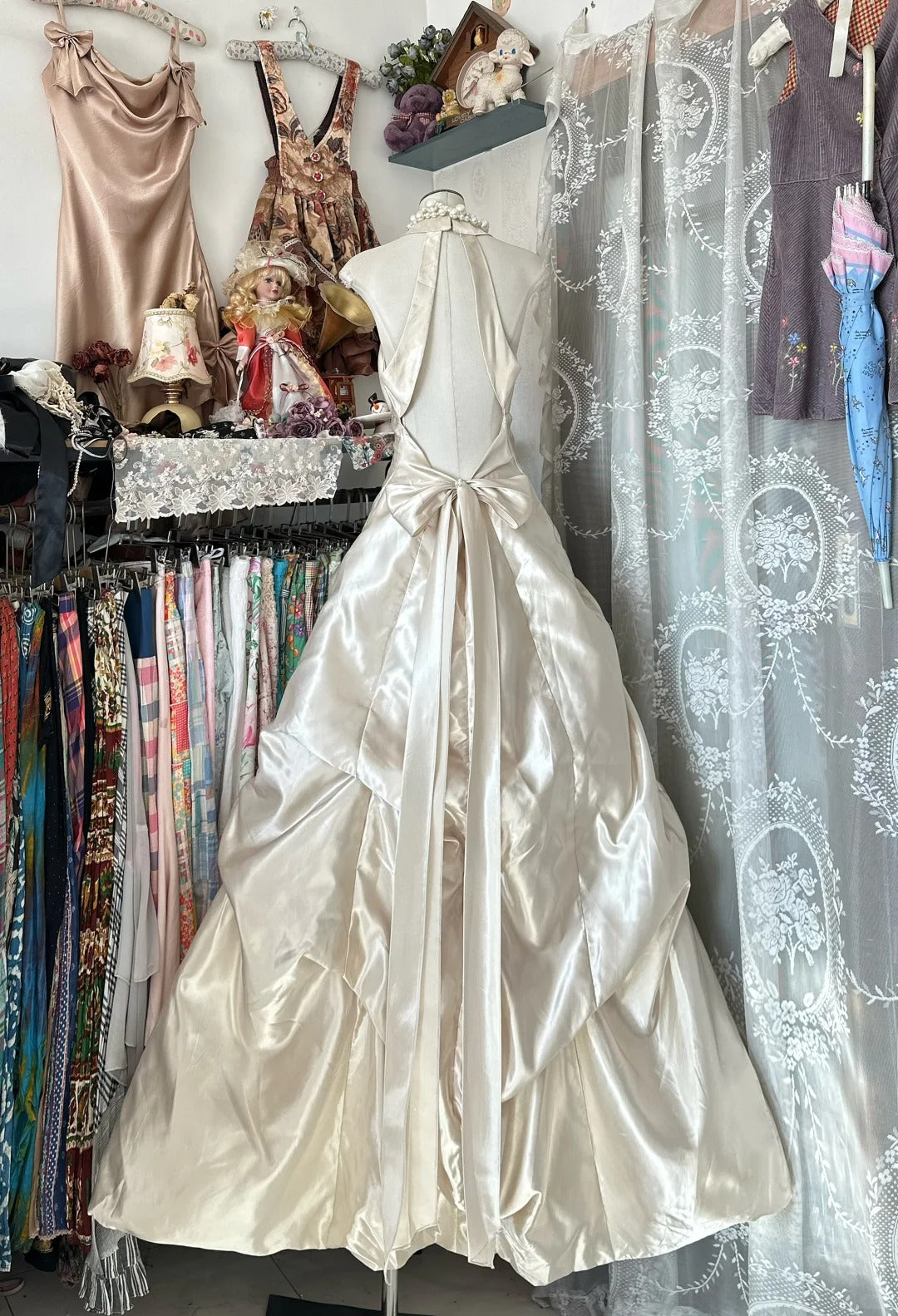 Elegantes, elfenbeinfarbenes Satin-Abendkleid mit Neckholder für Highschool-Mädchen, formelles Brautjungfernkleid N1050