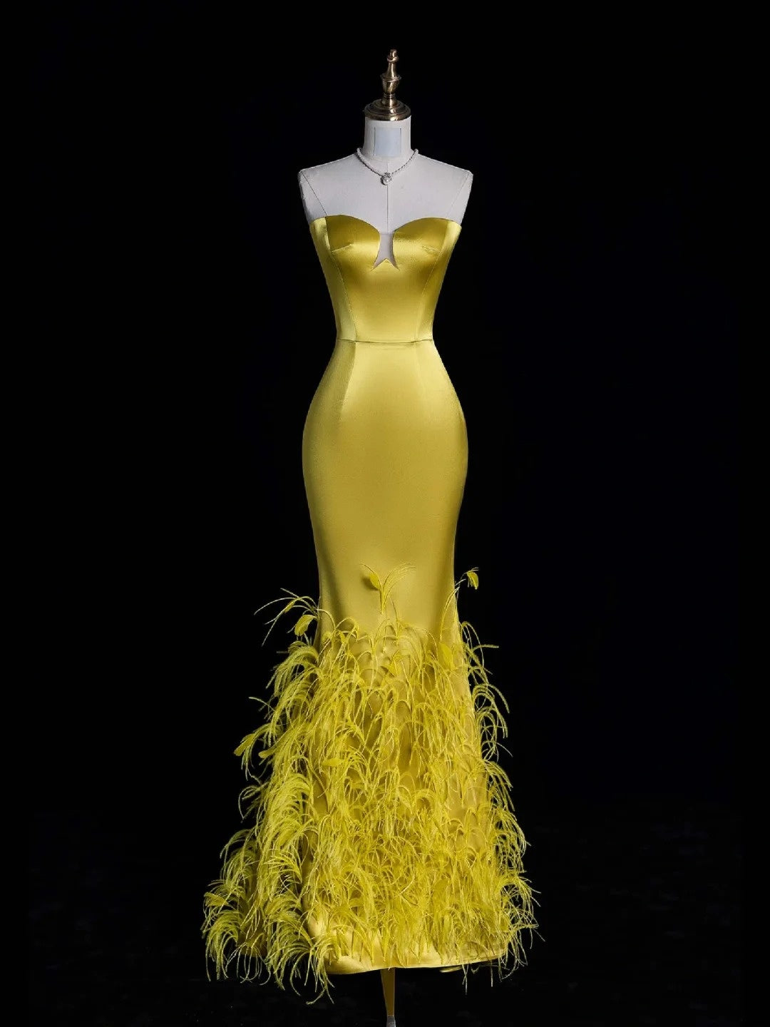 Robe de bal longue en satin doré ornée de plumes et décolleté en cœur, style sirène unique, référence N1052