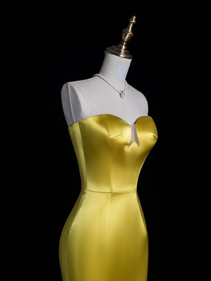 Robe de bal longue en satin doré ornée de plumes et décolleté en cœur, style sirène unique, référence N1052