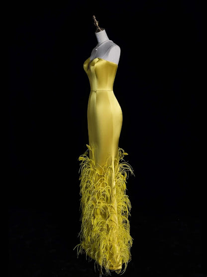Robe de bal longue en satin doré ornée de plumes et décolleté en cœur, style sirène unique, référence N1052